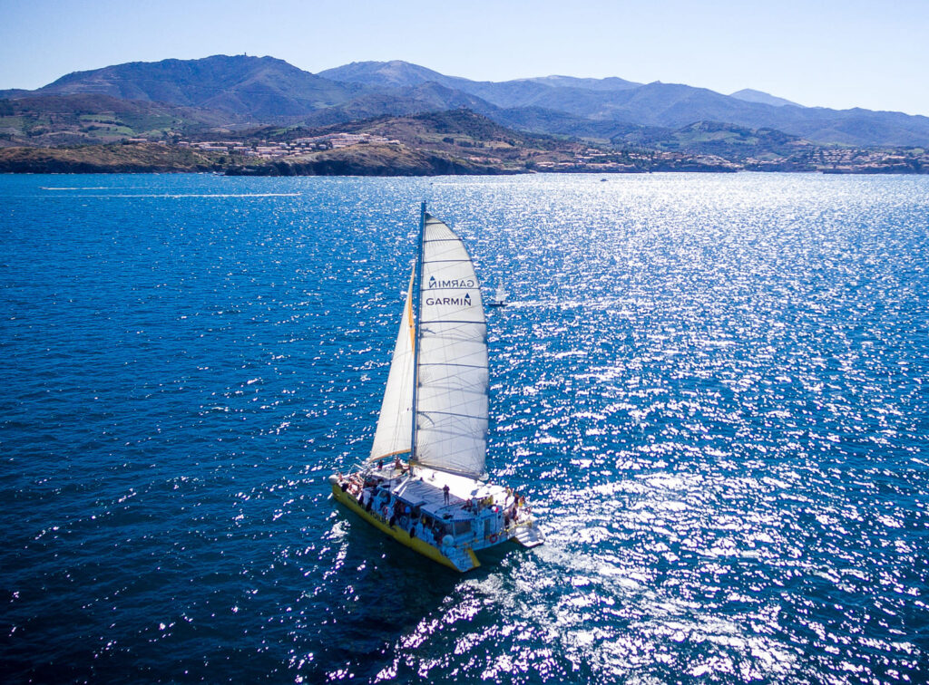 Le grand catamaran Navivoile naviguant sous voiles après la pause baignade et grillade, regagnant son port d'attache lors d'une sortie bateau Canet