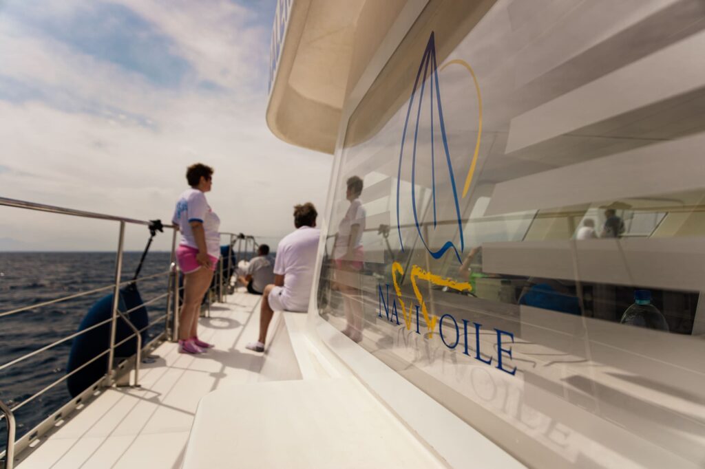 Passagers sur le pont bâbord du catamaran Navivoile profitant d'une navigation à la voile silencieuse devant la plage Sud de Barcarès