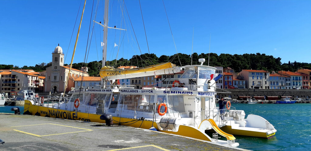 Le catamaran Navivoile amarré au quai du port de Port-Vendres, attendant le retour des passagers après leur escale à Collioure