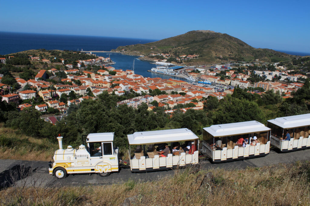 Le petit train touristique circulant sur les hauteurs dominant le port de Port-Vendres à la fin du circuit