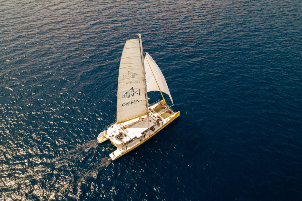 Grand angle du NAVIVOILE toutes voiles dehors devant Canet-en-Roussillon, accueillant un groupe en séminaire incentive
