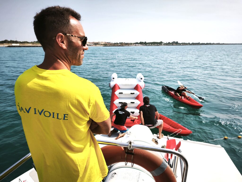 Marin du Navivoile surveillant des olympiades sur engins gonflables lors d'un séminaire d'entreprise en mer