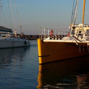 catamaran navivoile bateau ancienne génération et nouvelle génération dans le port de canet en roussillon