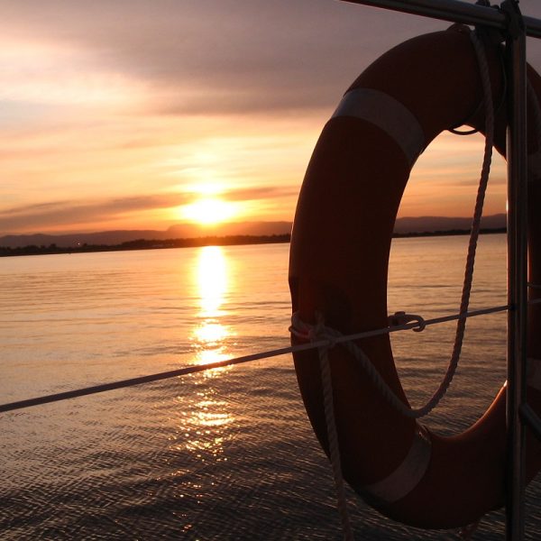 catamaran navivoile croisiere coucher de soleil au depart de canet en roussillon par mer calme un soir d'ete