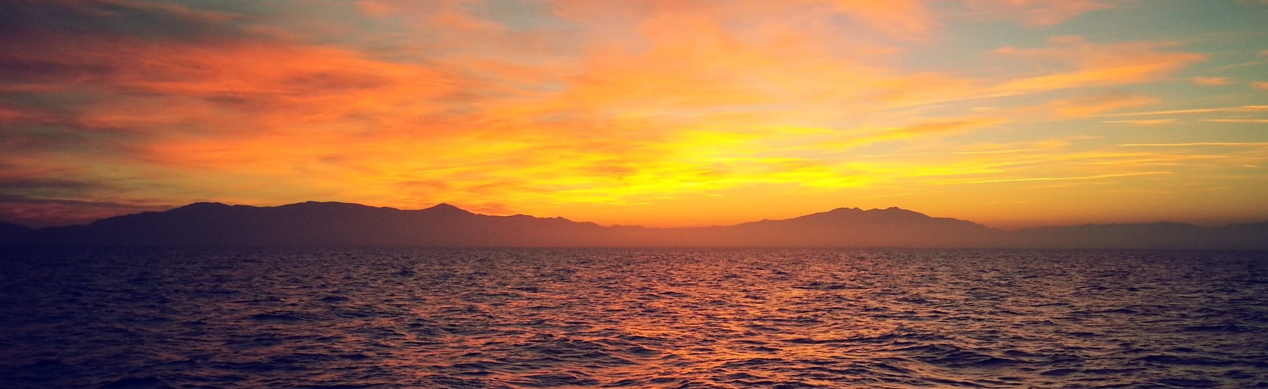 catamaran navivoile croisiere coucher de soleil sur le massif du canigou