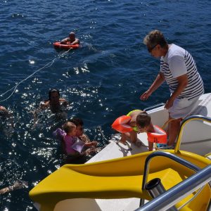 catamaran navivoile croisiere grillade et baignade sur le bateau en baie de paulilles au depart de canet en roussillon ou port vendres vue plage arriere