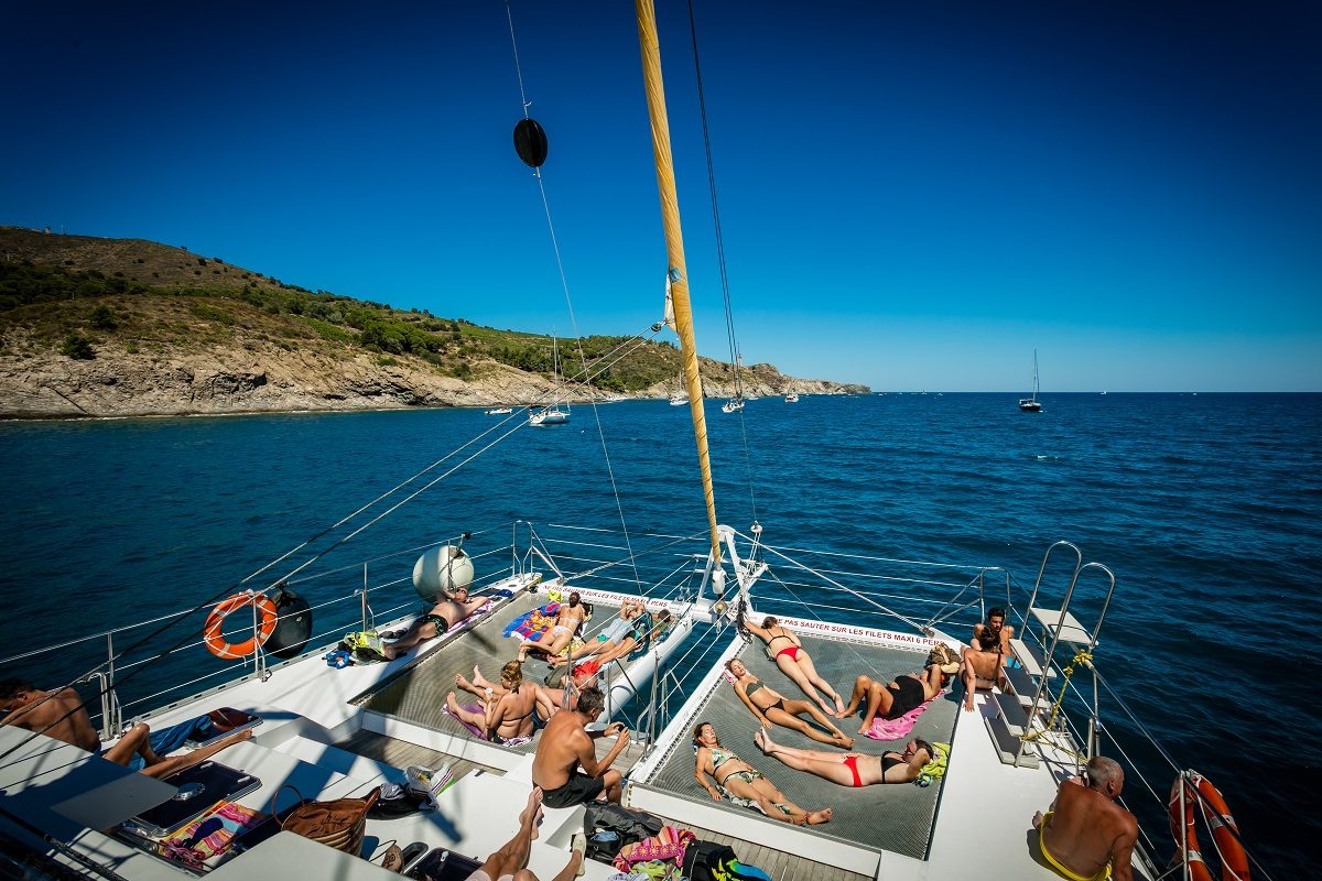 catamaran navivoile croisiere grillade et baignade sur le bateau en baie de paulilles au depart de canet en roussillon ou port vendres vue plage avant