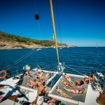 catamaran navivoile croisiere grillade et baignade sur le bateau en baie de paulilles au depart de canet en roussillon ou port vendres vue plage avant
