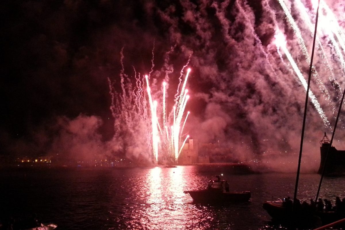 Feu d'artifice de Collioure du 16 août Catamaran NAVIVOILE Feu d'artifice de Collioure du 16 août Catamaran NAVIVOILE