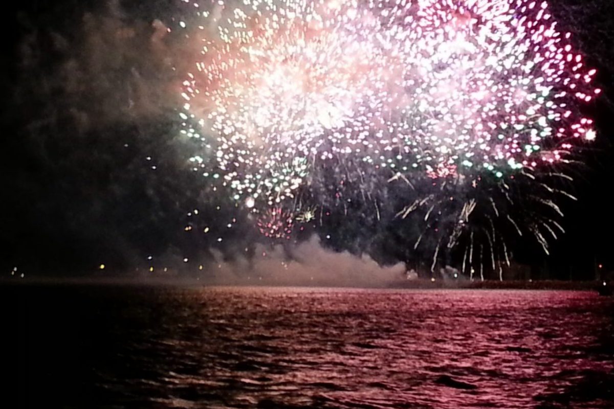catamaran navivoile feu artifice du 14 juillet de sainte marie la mer