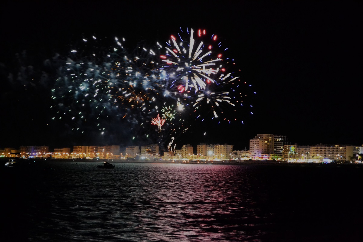 Feu d'artifice du 14 juillet de Sainte Marie la Mer Catamaran NAVIVOILE Feu d'artifice du 14 juillet de Sainte Marie la Mer Catamaran NAVIVOILE