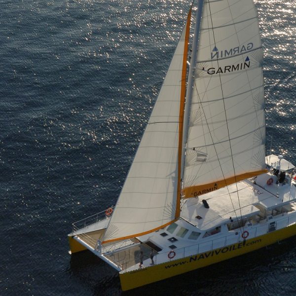 catamaran navivoile promenade en mer a la voile au depart de canet en roussillon ou port vendres en navigation sur la cote catalane