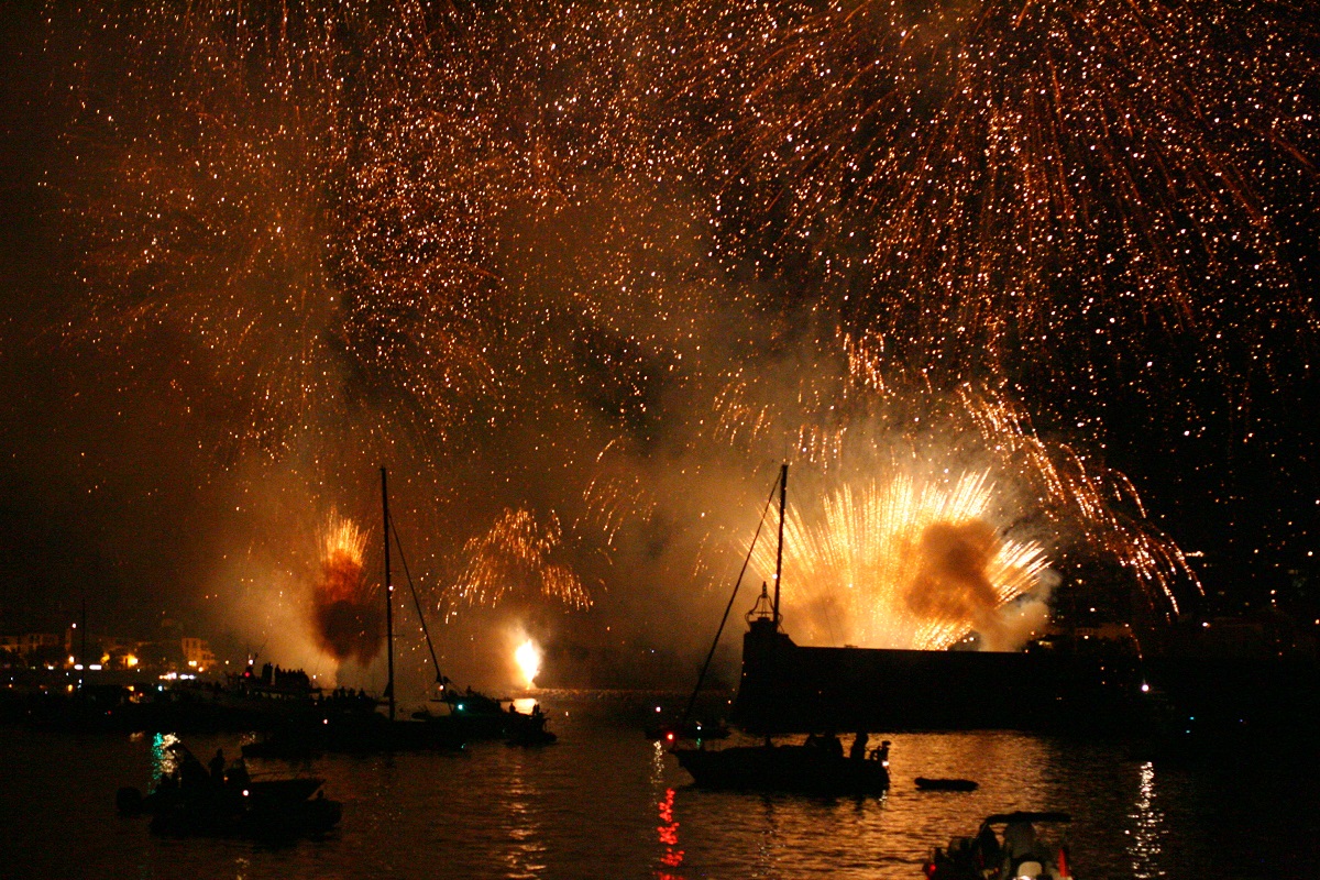 catamaran navivoile bon cadeau feu artifice de collioure du 16 août navire au mouillage devant la baie