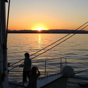 catamaran navivoile croisiere coucher de soleil au depart de canet en roussillon etrave et filet